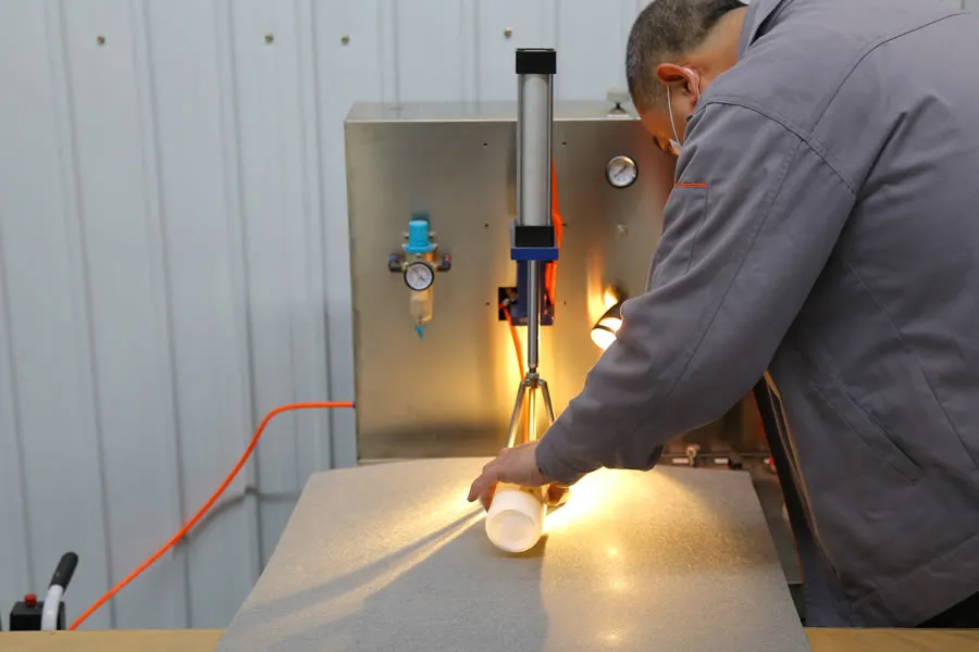 Technicien préparant un échantillon de filtre pour un test de point de bulle